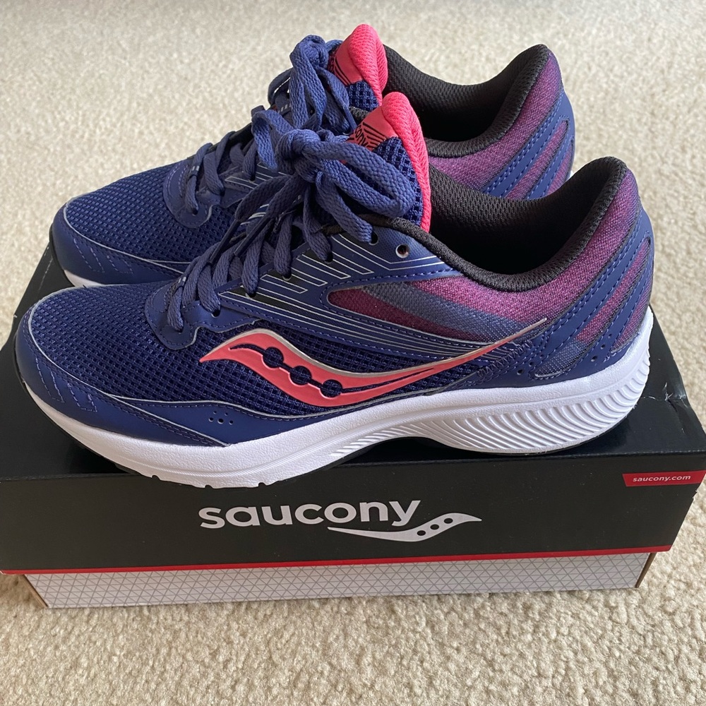 Saucony Women’s Cohesion 15 running sneakers.Size 8.5 Great condition ne…